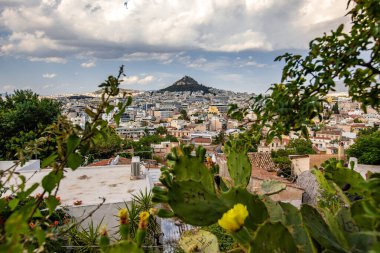ATENS, GREECE - Temmuz 2021: Atina, Yunanistan 'ın Plaka eski ilçesinden Lycabettus Tepesi manzarası