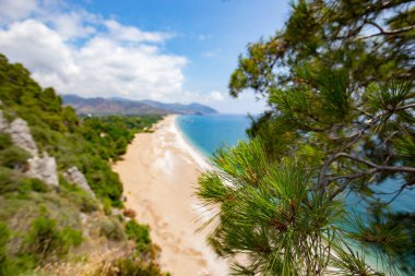 Cirali, Lycian Yolu, Olympos Sahili, Antalya Bölgesi, Türkiye 'deki turkuaz su hangarının inanılmaz manzarası