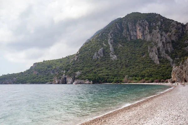 Vue Panoramique Hautes Montagnes Verdoyantes Avec Bord Mer — Photo