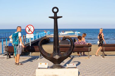 Kıbrıs Rum Kesimi 'nin Larnaca rıhtımında büyük metal çapa heykeli