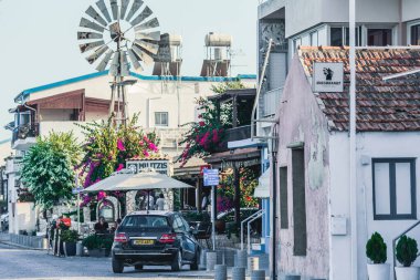 LARNACA, CYPRUS - Temmuz 2021: Eski Larnaka kasabası, dar sokak, eski Larnaka merkezinde eski evler, Kıbrıs