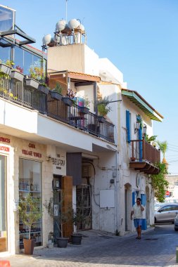 LARNACA, CYPRUS - Temmuz 2021: Eski Larnaka kasabası, dar sokak, eski Larnaka merkezinde eski evler, Kıbrıs