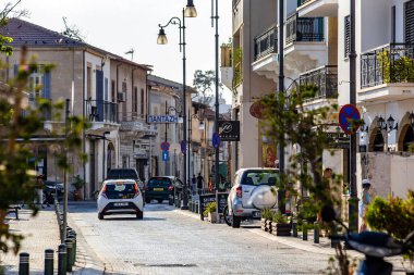LARNACA, CYPRUS - Temmuz 2021: Eski Larnaka kasabası, dar sokak, eski Larnaka merkezinde eski evler, Kıbrıs