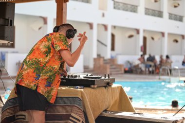 DAHAB, EGYPT - Haziran 2021: Partide DJ müzik çalıyor, Dahab, Mısır