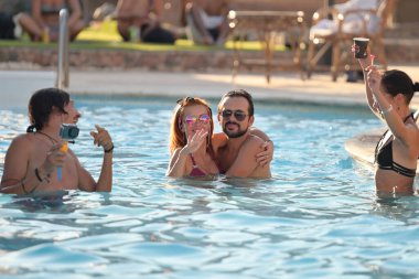 DAHAB, EGYPT - Haziran 2021: Dahab, Mısır 'daki havuz partisinde eğlenen gençler