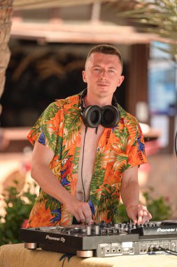 DAHAB, EGYPT - Haziran 2021: Partide DJ müzik çalıyor, Dahab, Mısır