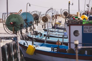 Larnaca, CYPRUS - Haziran 2021: Kıbrıs 'ın Larnaka limanında geleneksel balıkçı tekneleri