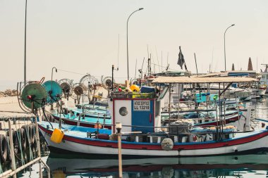 Larnaca, CYPRUS - Haziran 2021: Kıbrıs 'ın Larnaka limanında geleneksel balıkçı tekneleri