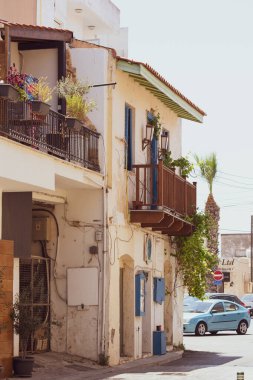 LARNACA, CYPRUS - Temmuz 2021: Eski Larnaka kasabası, dar sokak, eski Larnaka merkezinde eski evler, Kıbrıs