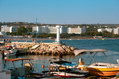 AGIA NAPA, CYPRUS - Haziran 2021: Kıbrıs Rum Kesimi 'nin Agia Napa limanında geleneksel balıkçı tekneleri