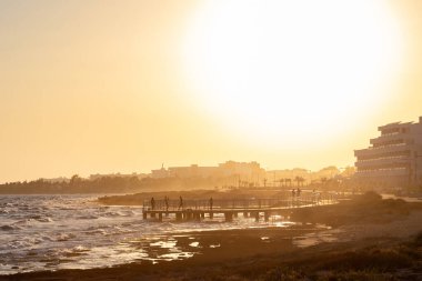 AGIA NAPA, CYPRUS - Temmuz 2021: Kıbrıs Rum Kesimi 'nin Agia Napa kentinde deniz kenarında güzel bir gün batımı