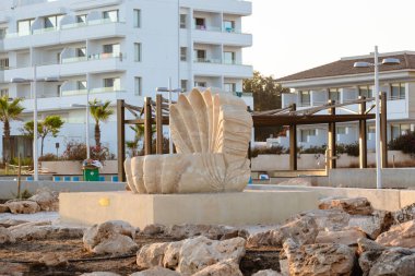 Kıbrıs Rum Kesimi 'nin batımında Agia Napa sahil parkı