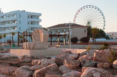Kıbrıs Rum Kesimi 'nin batımında Agia Napa sahil parkı