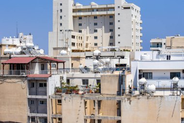 LARNACA, CYPRUS - Temmuz 2021: Balkondan Larnaca hava manzarası, Kıbrıs Rum Kesimi şehir merkezinde deniz manzarası