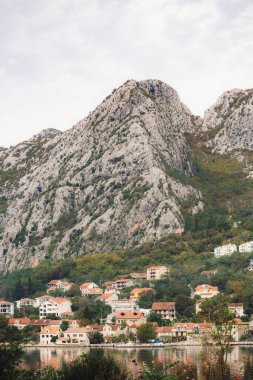 KOTOR BAY, MONTENEGRO - Ekim 2020: Kotor Körfezi 'nin güzel manzarası ve deniz kenarındaki küçük kasaba, Kotor, Karadağ