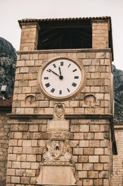 Karadağ 'ın eski Kotor kentinde saat kulesi