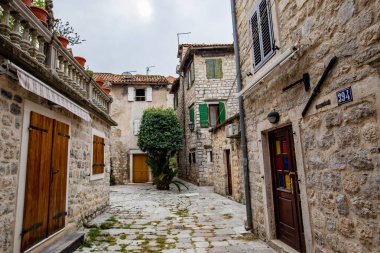 KOTOR, MONTENEGRO - Ekim 2020: Dar Sokak ve Karadağ 'ın Eski Kotor Kasabası' nın tarihi mimarisi