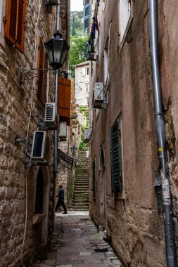 KOTOR, MONTENEGRO - Ekim 2020: Dar Sokak ve Karadağ 'ın Eski Kotor Kasabası' nın tarihi mimarisi
