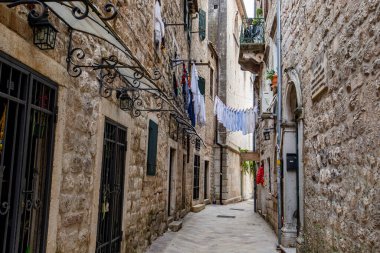KOTOR, MONTENEGRO - Ekim 2020: Dar Sokak ve Karadağ 'ın Eski Kotor Kasabası' nın tarihi mimarisi