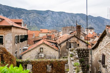 Dağların yakınındaki eski şehrin çatı manzarası