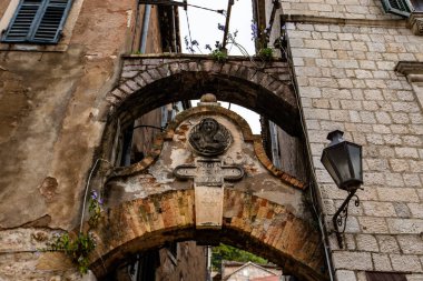 KOTOR, MONTENEGRO - Ekim 2020: Dar Sokak ve Karadağ 'ın Eski Kotor Kasabası' nın tarihi mimarisi
