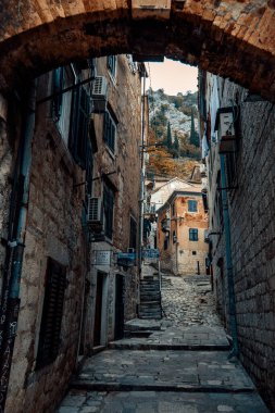KOTOR, MONTENEGRO - Ekim 2020: Dar Sokak ve Karadağ 'ın Eski Kotor Kasabası' nın tarihi mimarisi