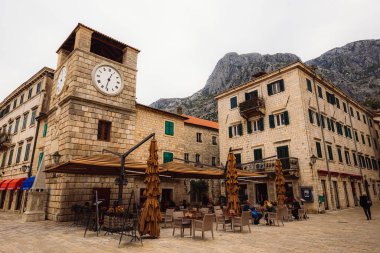 Karadağ 'ın eski Kotor kentinde saat kulesi