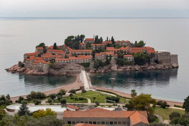 SVETİ STEFAN, MONTENEGRO - Ekim 2020: Sveti Stefan Adası, Karadağ