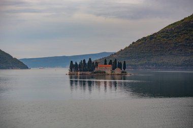 PERAST, MONTENEGRO - Ekim 2020: Karadağ 'ın Kotor Körfezi' nde sisli bir sabahta Perast kasabasının güzel manzarası