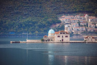 PERAST, MONTENEGRO - Ekim 2020: Karadağ 'ın Kotor Körfezi' nde sisli bir sabahta Perast kasabasının güzel manzarası