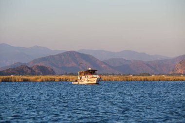 Dalyan 'ın Dalyan Nehri' ndeki eski kentinde tekneler açıldı
