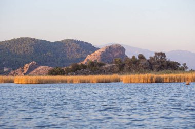 Yüksek dağlarda sakin bir nehir, doğa arka planı.