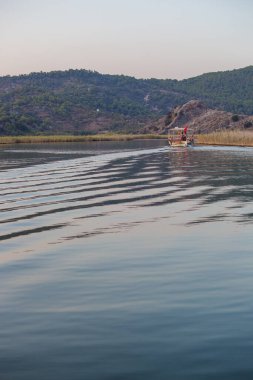 Dalyan 'ın Dalyan Nehri' ndeki eski kentinde tekneler açıldı