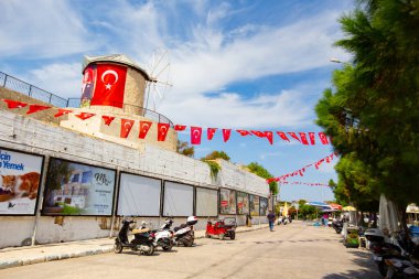ALACATI, TURKEY - Ekim 2020: Alacati 'nin eski kentinde geleneksel yel değirmenleri, Türkiye