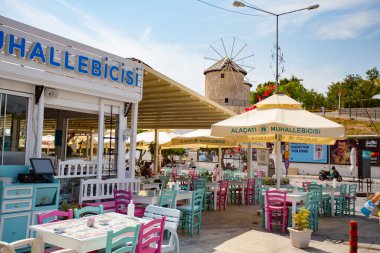 ALACATI, TURKEY - Ekim 2020: Alacati 'nin eski kentinde geleneksel yel değirmenleri, Türkiye