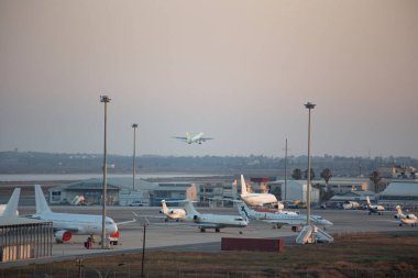 Kıbrıs Rum Kesimi 'ndeki Larnaka havaalanının havadan görüntüsü