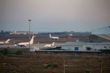 Kıbrıs Rum Kesimi 'ndeki Larnaka havaalanının havadan görüntüsü