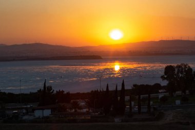 Kıbrıs 'ın Larnaca Tuz Gölü üzerinde gün batımı