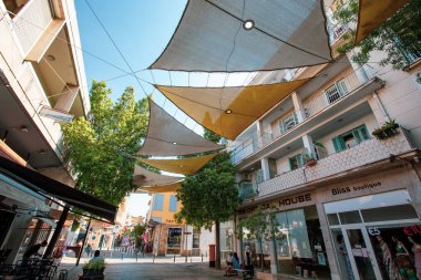 NICOSIA, CYPRUS - Temmuz 2021: Lefkoşe 'nin eski caddesi Lefkoşe, Kıbrıs Rum Kesimi' nde renkli evler ve güneş gözlükleriyle