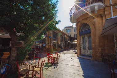 LEFKOŞE, CYPRUS - Temmuz 2021: Lefkoşe 'nin eski caddesi, Lefkoşe' nin geleneksel Kıbrıs mimarisi