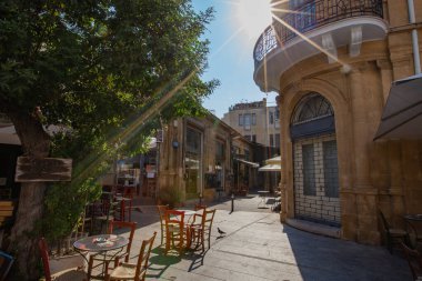 LEFKOŞE, CYPRUS - Temmuz 2021: Lefkoşe 'nin eski caddesi, Lefkoşe' nin geleneksel Kıbrıs mimarisi