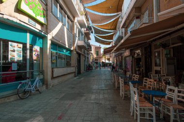 LEFKOŞE, CYPRUS - Temmuz 2021: Lefkoşe 'nin eski caddesi, Lefkoşe' nin geleneksel Kıbrıs mimarisi