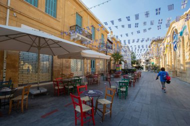 LEFKOŞE, CYPRUS - Temmuz 2021: Lefkoşe 'nin eski caddesi, Lefkoşe' nin geleneksel Kıbrıs mimarisi