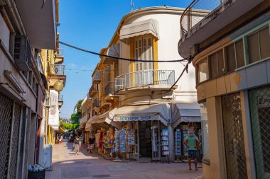 LEFKOŞE, CYPRUS - Temmuz 2021: Lefkoşe 'nin eski caddesi, Lefkoşe' nin geleneksel Kıbrıs mimarisi