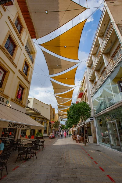NICOSIA, CYPRUS - Temmuz 2021: Lefkoşe 'nin eski caddesi Lefkoşe, Kıbrıs Rum Kesimi' nde renkli evler ve güneş gözlükleriyle