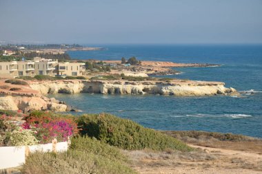 Kayalık sahil şeridinde oteller ve tatil konseptiyle manzara