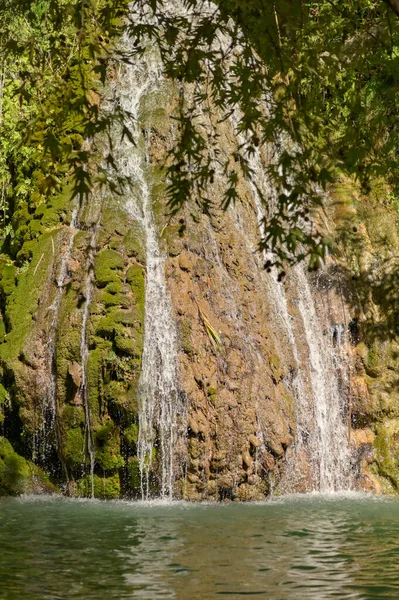 Szenische Ansicht Des Hohen Felsens Mit Wasserfall Tropischen Wald — Stockfoto
