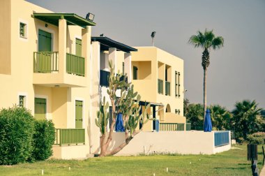 Sabahları mavi katlanmış şemsiyeli otel cephesi