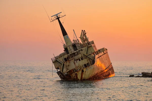 Régi Megtört Hajó Horgonyzott Tengerparton Naplementekor — Stock Fotó