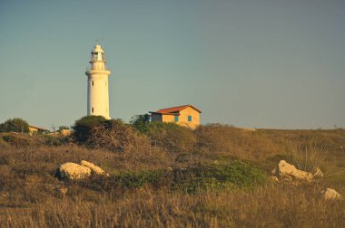 Deniz fenerinde günbatımı manzarası, seyahat konsepti